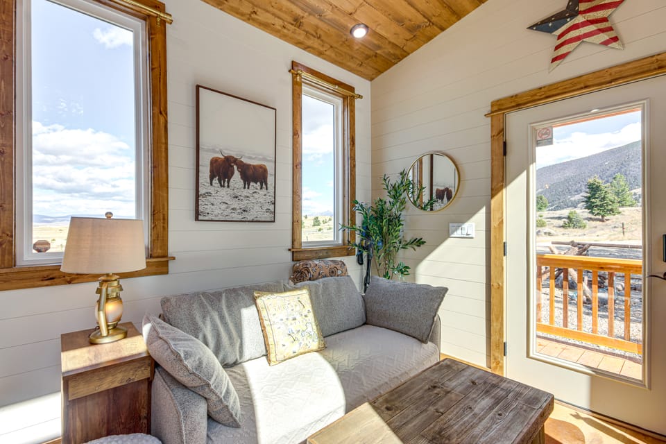 Tiny in Paradise! Near Chico and SAGE Lodge! Cottage in Montana