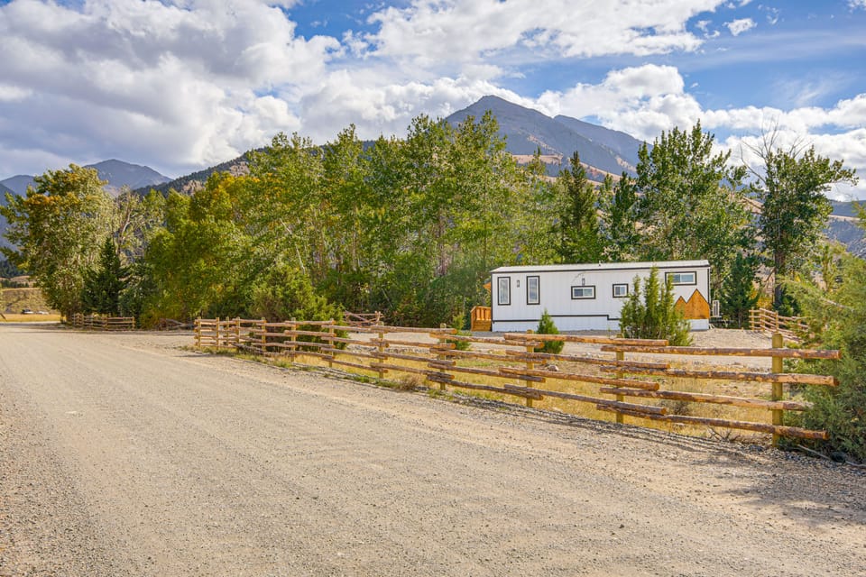 Tiny in Paradise! Near Chico and SAGE Lodge! Cottage in Montana