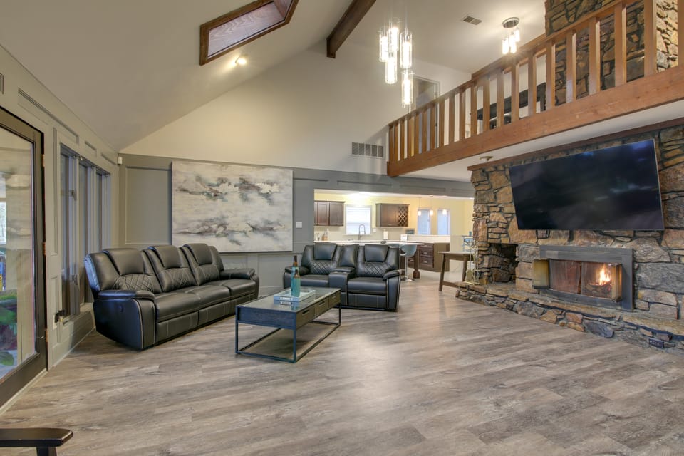 Private & Spacious Lakefront Home in Memphis! House in Memphis