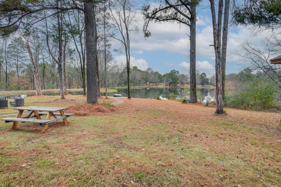 Private & Spacious Lakefront Home in Memphis! House in Memphis