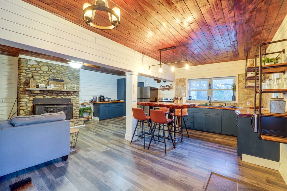 Rural Outdoor Oasis! Edgemont Cabin w/ Fire Pit House in Caldwell
