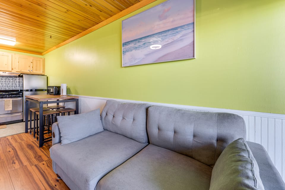 Right on the Beach! OOB Studio Half-Mi to the Pier Apartment in Old Orchard Beach