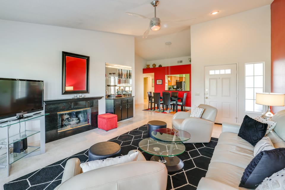 Stay on the Greens! Resort-Style Palm Desert Condo Apartment in Palm Desert