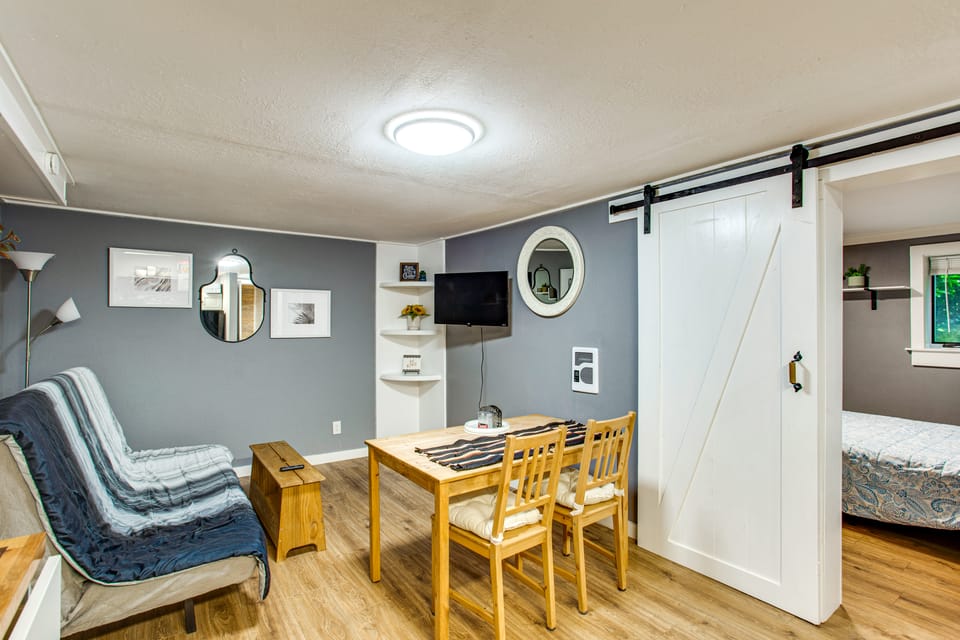 3 Mi to Puget Sound: Lakefront Gem w/ Patio! Apartment in Lakewood