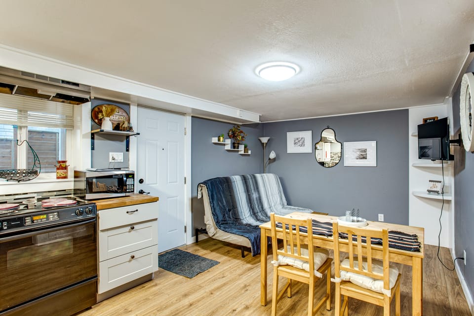 3 Mi to Puget Sound: Lakefront Gem w/ Patio! Apartment in Lakewood