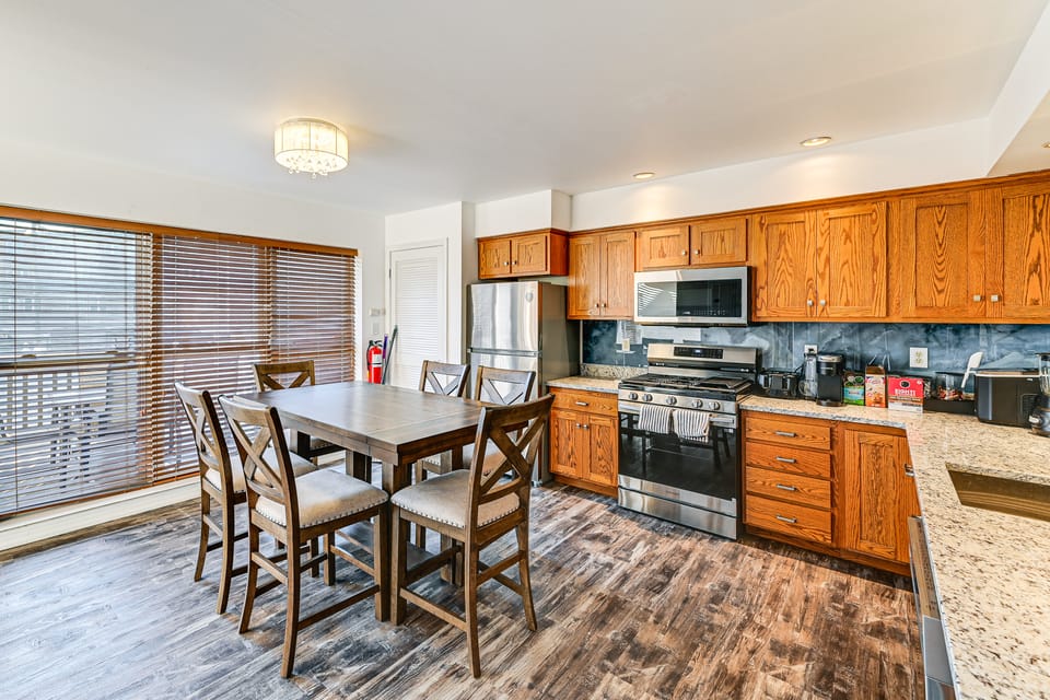 Hot Tub & Sauna! Atlantic City Getaway By Beach Apartment in Atlantic City