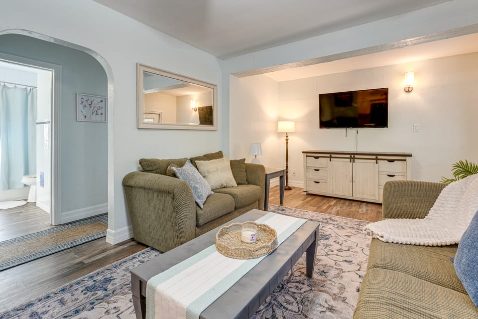 5 Mi to St Pete Beach! Snowbird Home w/ Large Yard House in St Petersburg