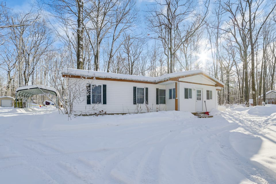 Pet Friendly Family Home: 1 Mi to Otsego Lake House in Michigan