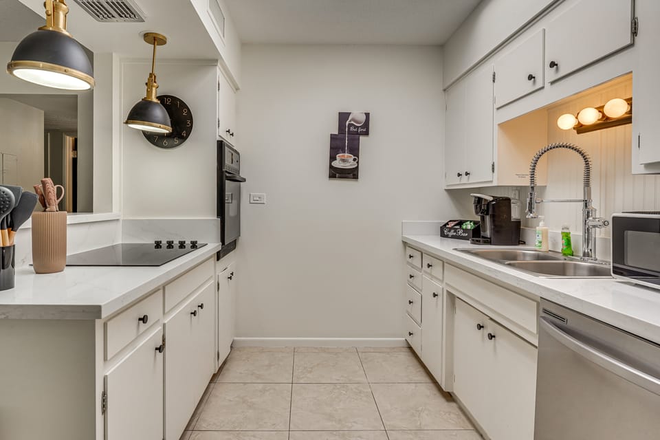 Summer-Ready Old Town Condo w/ Pool & Patio Access Apartment in Scottsdale