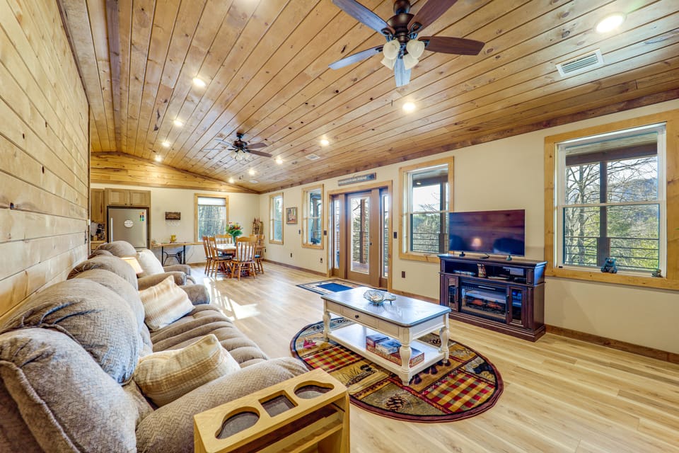 Modern & Rustic ‘The Hidden Cabin’ 1 Mi to Lake! House in Watauga Lake