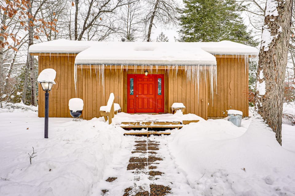 Near Manistee National Forest! Retro Cabin Retreat House in Michigan