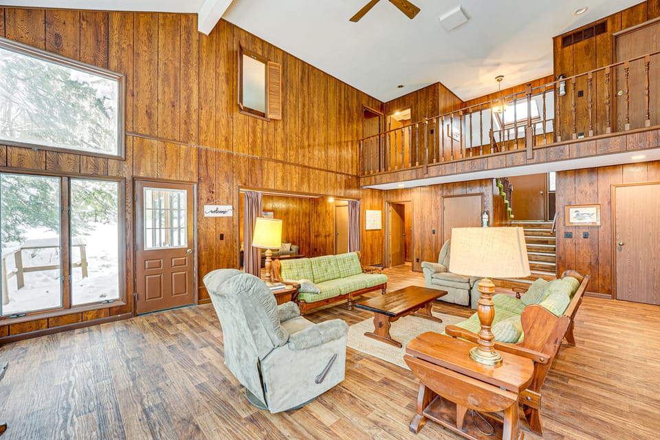 Near Manistee National Forest! Retro Cabin Retreat House in Michigan