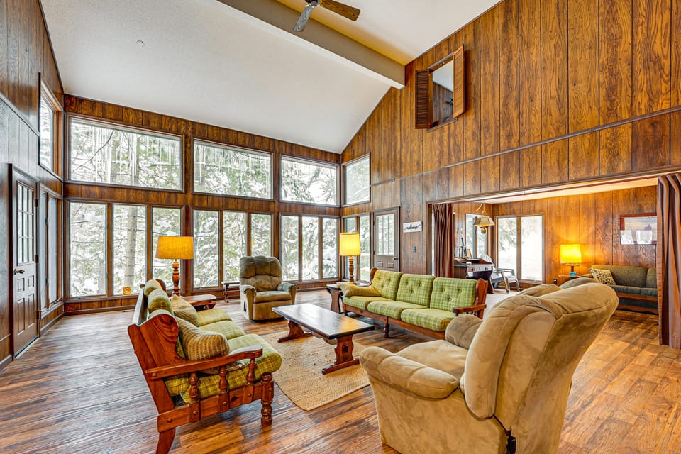 Near Manistee National Forest! Retro Cabin Retreat House in Michigan