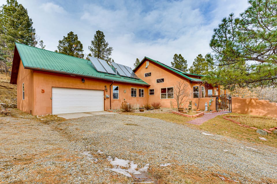 Hunters' Hideaway on 20 Secluded Acres in Taos! House in New Mexico