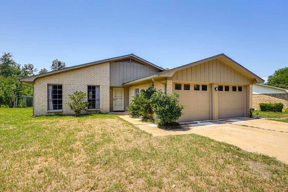 3 Mi to Dtwn Temple: Group-Ready Home w/ Yard House in Temple