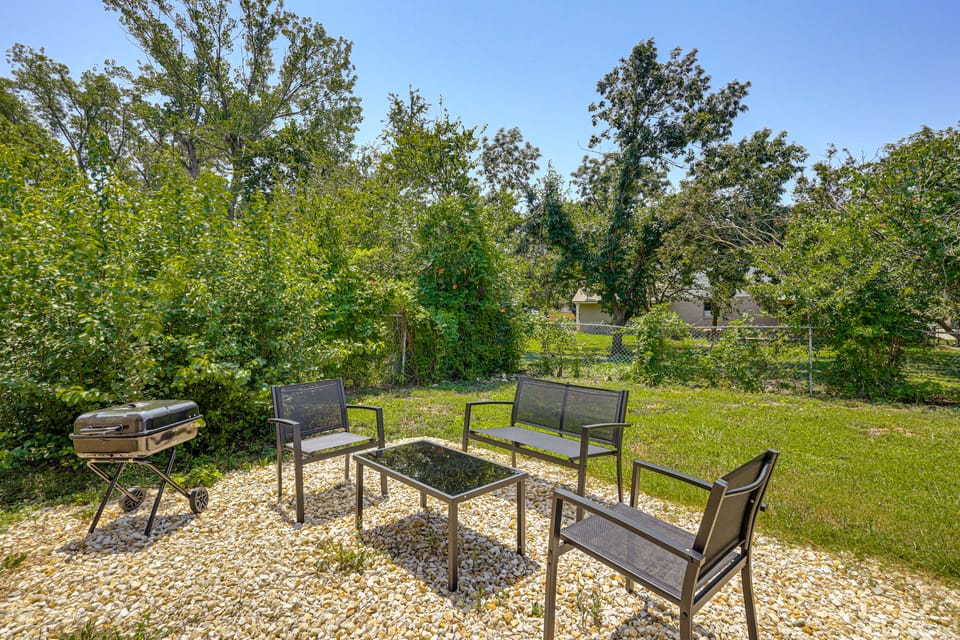 3 Mi to Dtwn Temple: Group-Ready Home w/ Yard House in Temple