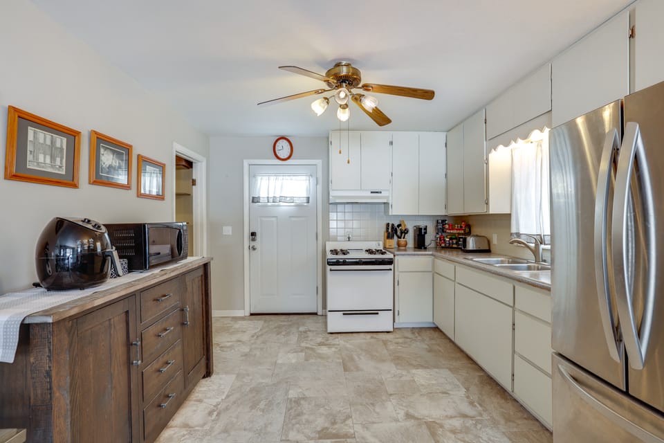 2 Mi to CMU! Quaint Bungalow w/ Fenced Backyard House in Mount Pleasant