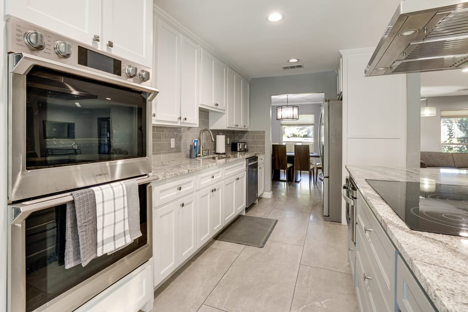 2 Mi to Galleria Dallas: Group Retreat w/ Yard! House in Farmers Branch