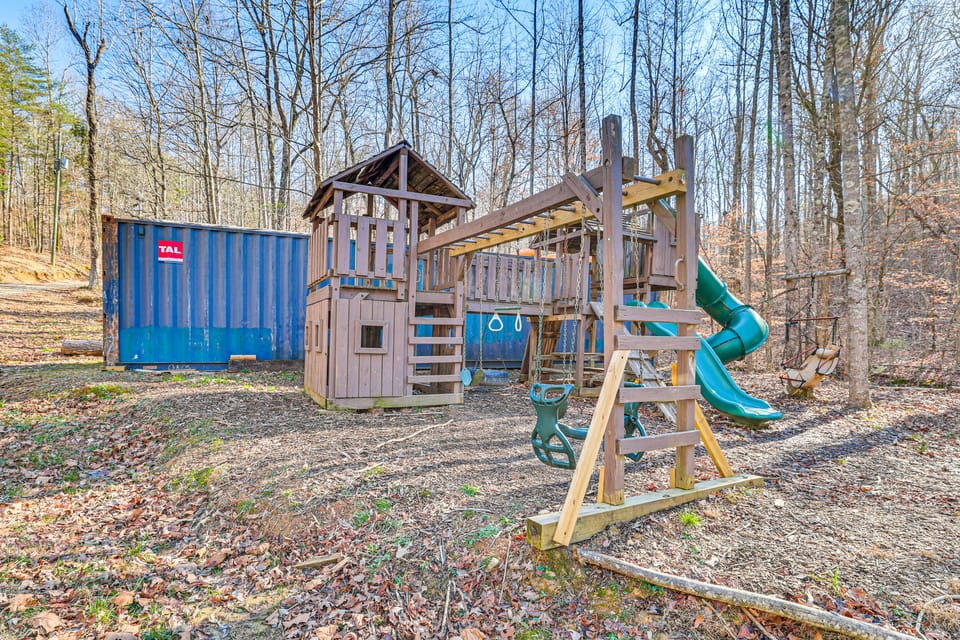 16 Mi to Lookout Mtn: Glamping Tent w/ Hot Tub House in Alabama
