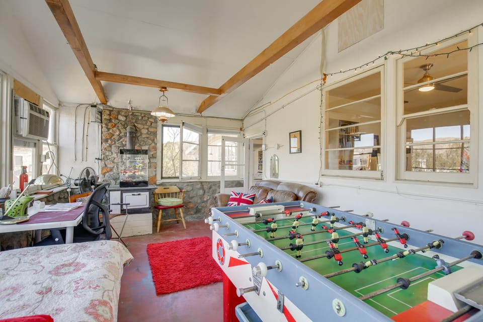 18 Mi to Joshua Tree NP: WFH-Ready Desert Escape House in Southern California
