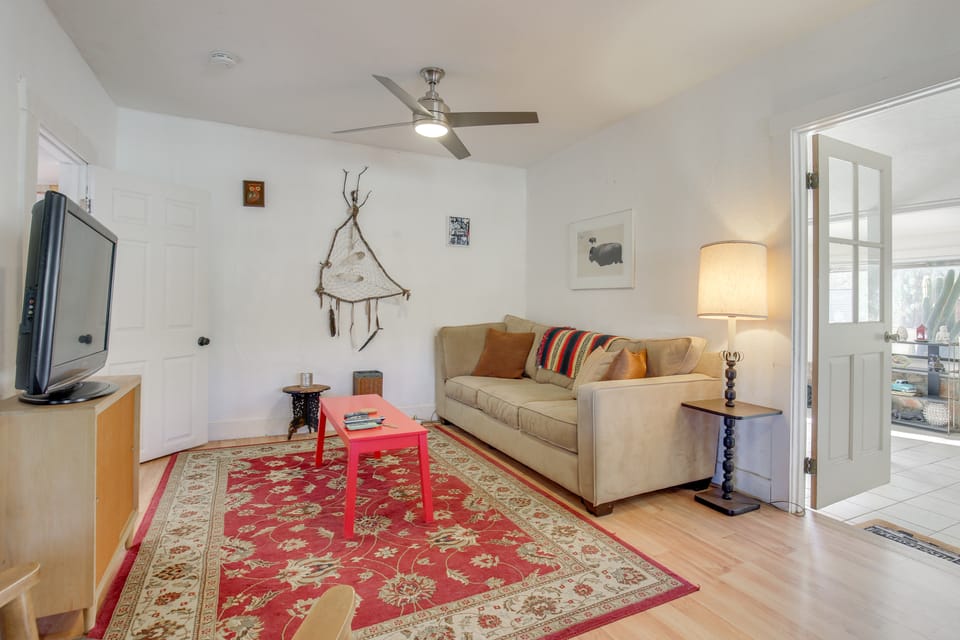18 Mi to Joshua Tree NP: WFH-Ready Desert Escape House in Southern California