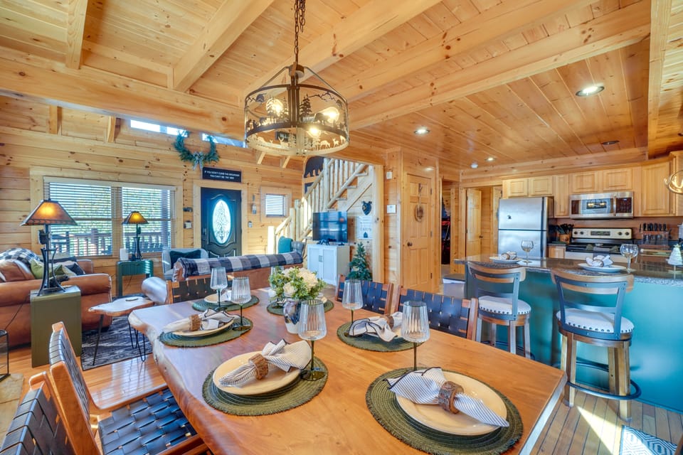 Resort-Style Smokies Cabin w/ Hot Tub + Game Room House in Pigeon Forge