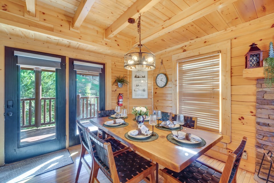 Resort-Style Smokies Cabin w/ Hot Tub + Game Room House in Pigeon Forge