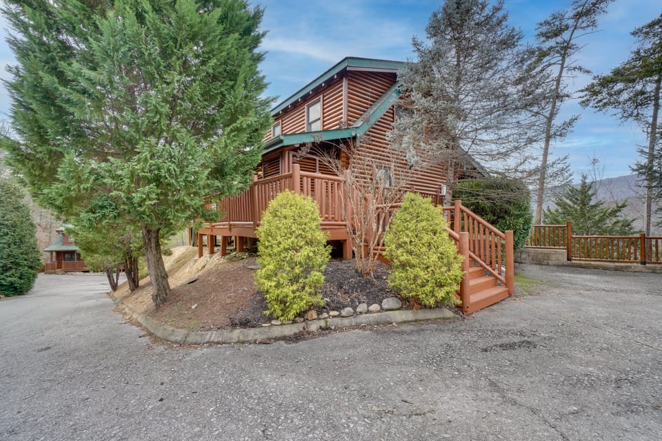 Resort-Style Smokies Cabin w/ Hot Tub + Game Room House in Pigeon Forge