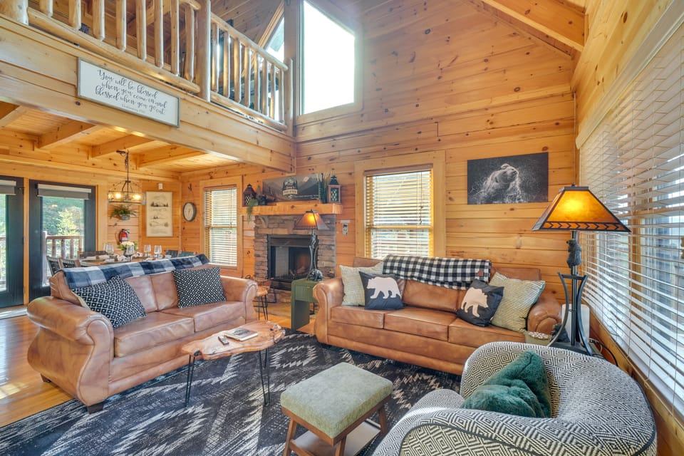 Resort-Style Smokies Cabin w/ Hot Tub + Game Room House in Pigeon Forge