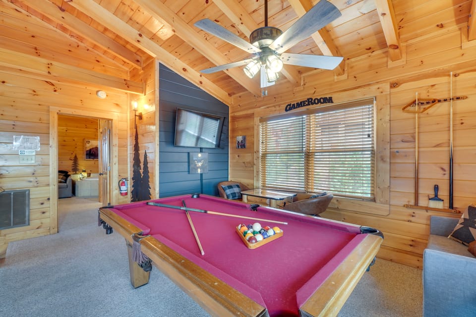 Resort-Style Smokies Cabin w/ Hot Tub + Game Room House in Pigeon Forge
