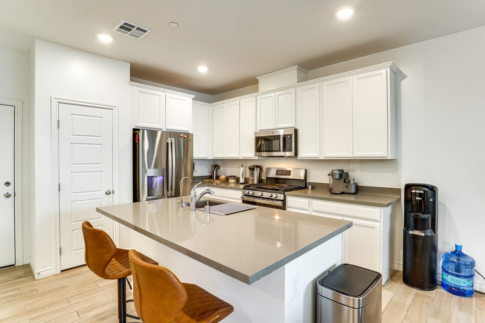Patio + Pool Access: WFH-Friendly Las Vegas Hub! Apartment in Henderson