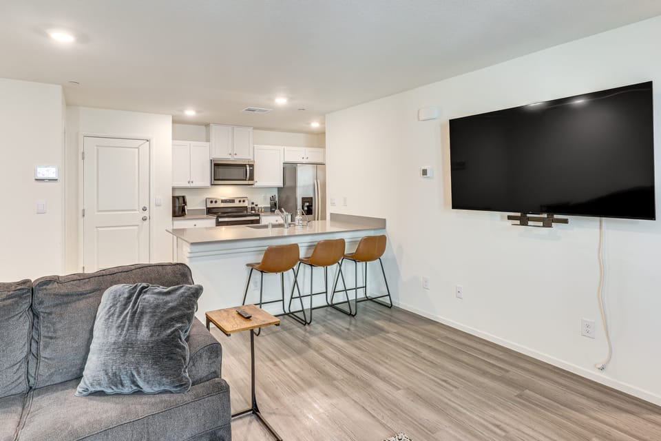 8 Mi to Strip! Modern Townhome in South Vegas Apartment in Paradise
