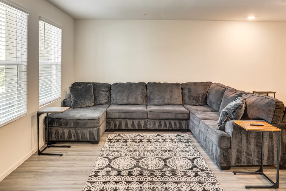 8 Mi to Strip! Modern Townhome in South Vegas Apartment in Paradise