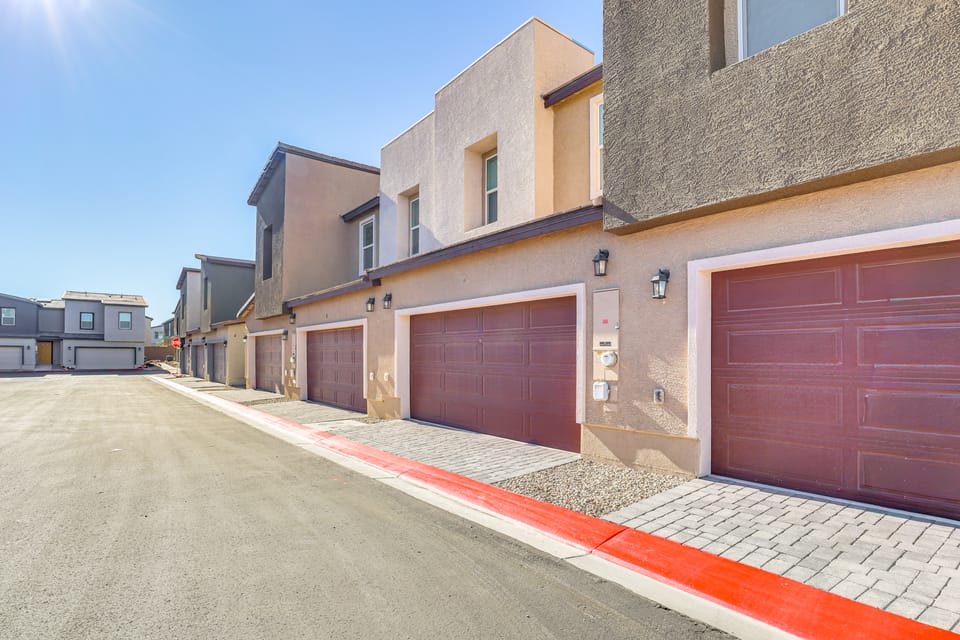 8 Mi to Strip! Modern Townhome in South Vegas Apartment in Paradise