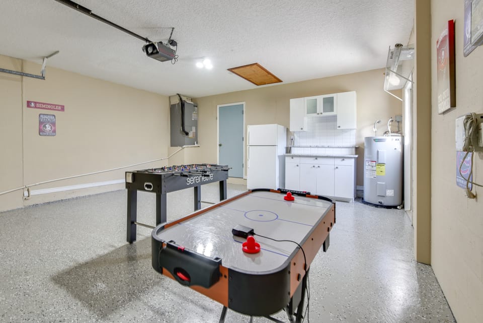 Outdoor Kitchen & Gaming Garage: Bradenton Retreat House in Florida