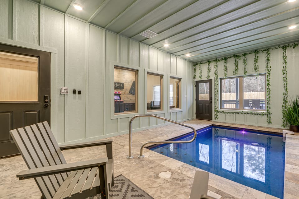 Indoor Pool, Hot Tub! 'The Smoky Luxe Retreat' House in Pigeon Forge