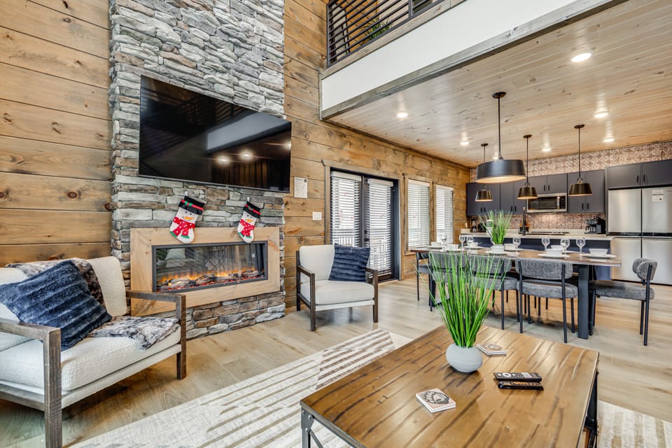Indoor Pool, Hot Tub! 'The Smoky Luxe Retreat' House in Pigeon Forge