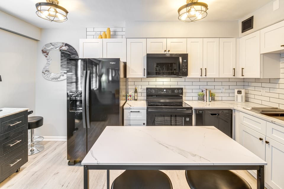 6 Mi to Downtown Cleveland: Lakeview Condo! Apartment in Lakewood