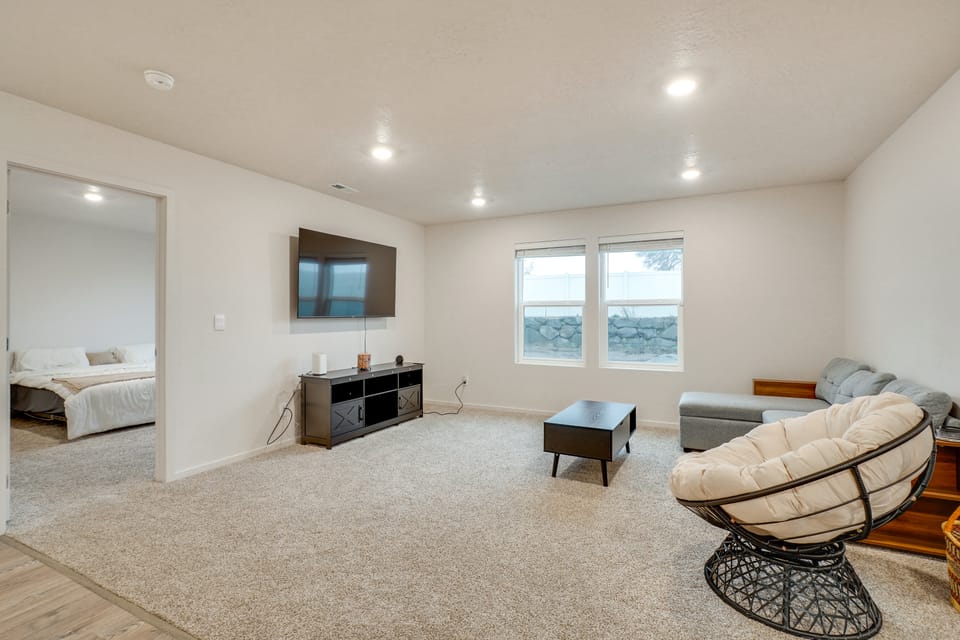 Walk to The Plains Golf Course: Getaway in Cheney! House in Washington