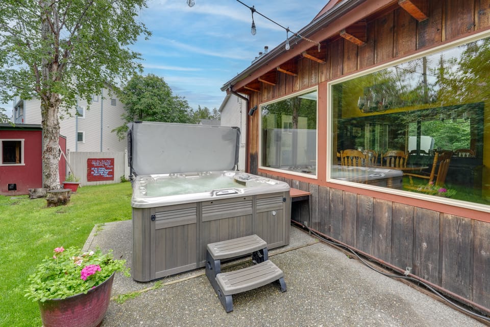 Hike, Ski & Soak! Spacious Anchorage Getaway House in Spenard