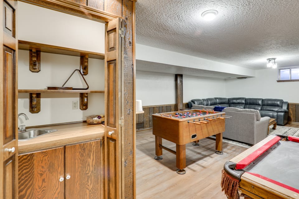 3,000-Sq-Ft Group Getaway w/ Pool Near Kansas City House in Blue Springs