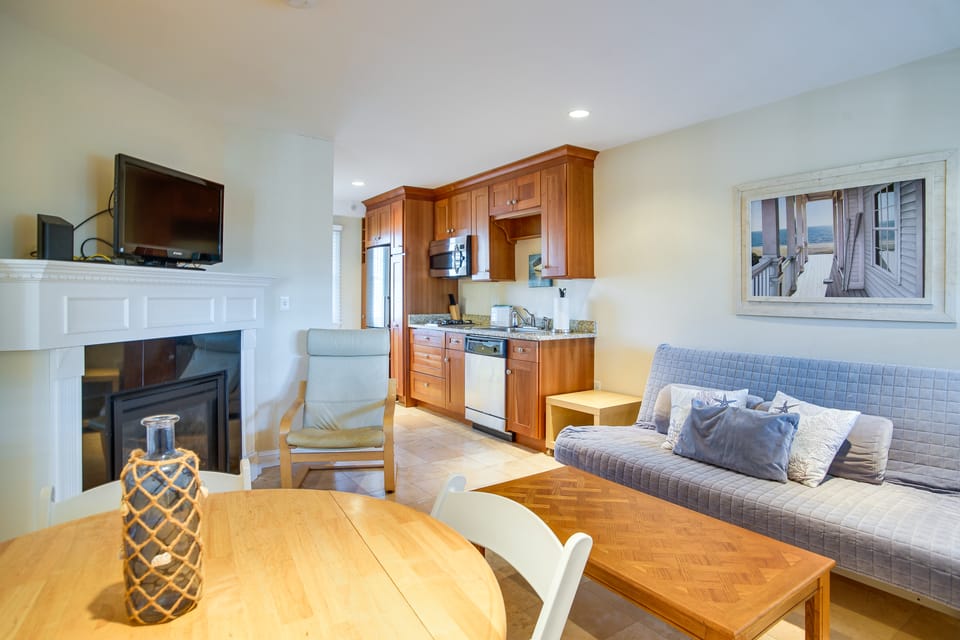Beach Access: Seaside Getaway in Dennis Port Apartment in Dennis Port