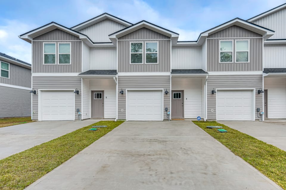 8 Mi to Dtwn Pensacola: Modern Escape w/ Patio! Apartment in Alabama