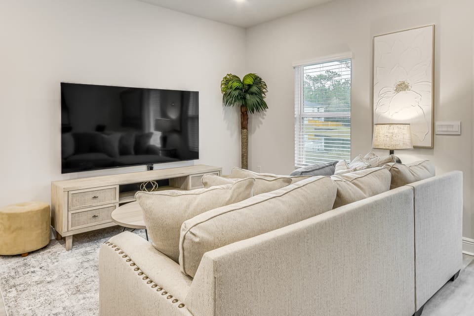 8 Mi to Dtwn Pensacola: Modern Escape w/ Patio! Apartment in Alabama