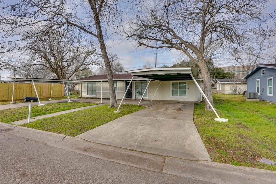Near Wineries & Guadalupe River! Stylish Home House in Victoria
