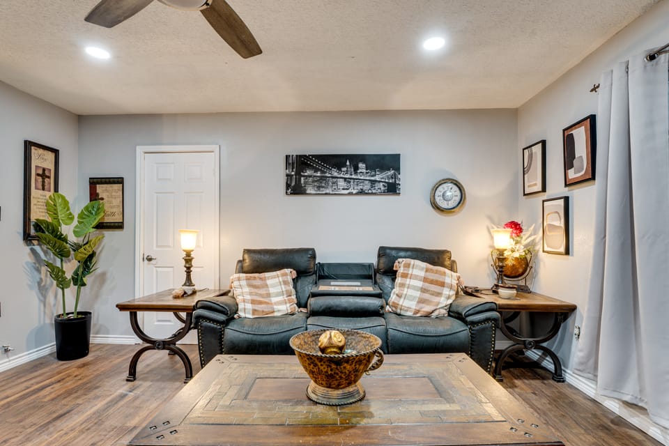Near Wineries & Guadalupe River! Stylish Home House in Victoria
