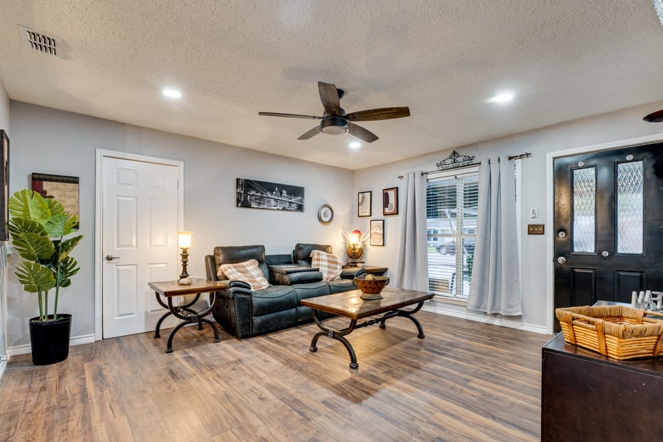 Near Wineries & Guadalupe River! Stylish Home House in Victoria