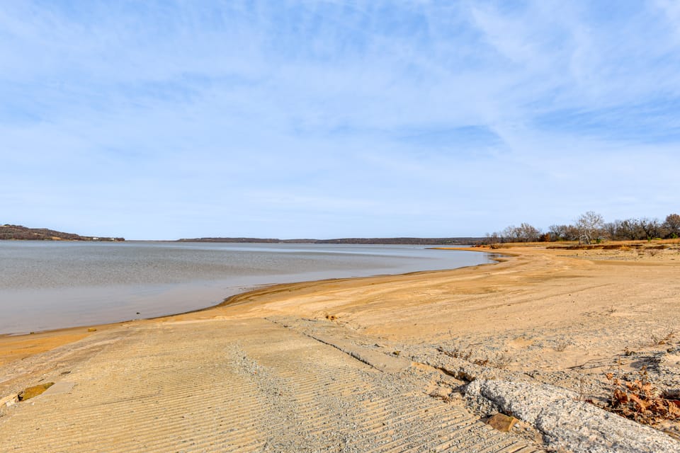 Steps to Lake Eufaula: Family Home w/ Deck & Yard House in Longtown