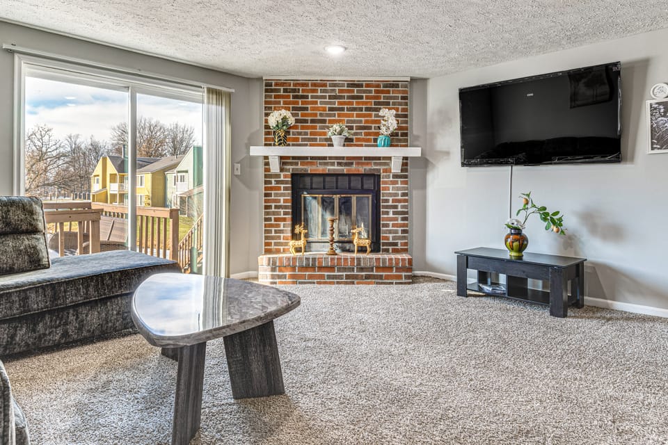 2 Mi to Castleton Square Mall! Quaint Condo Apartment in Castleton