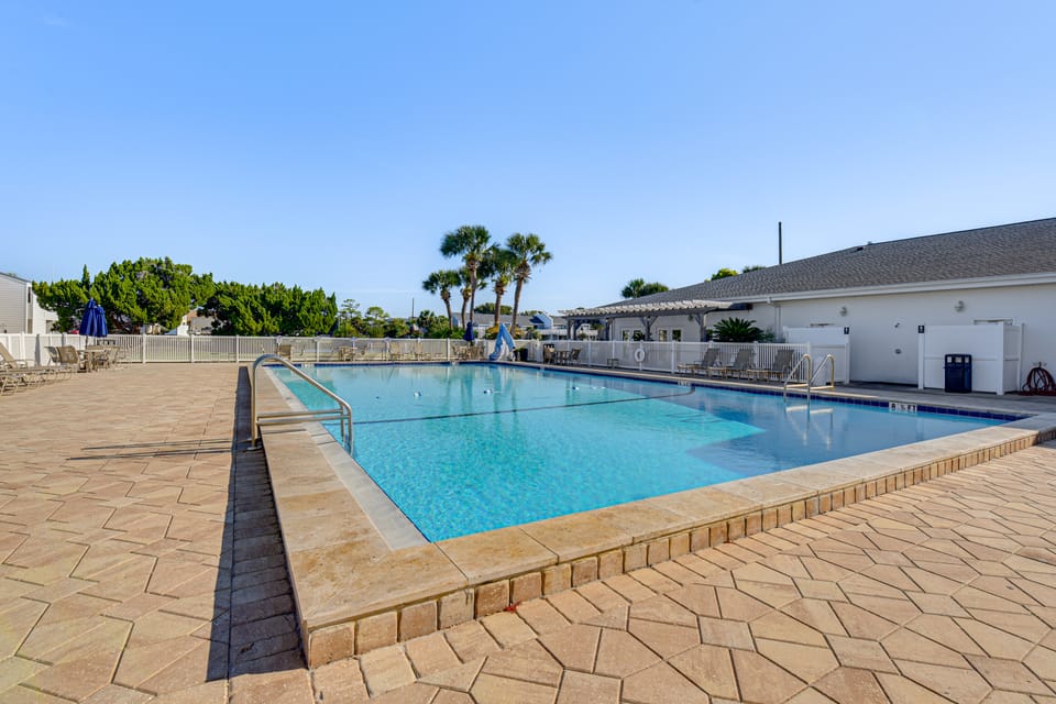 Steps to Beach: Oceanfront w/ Panoramic Gulf Views Apartment in Destin
